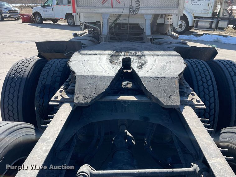 image for item LJ9552 2015 Volvo  semi truck