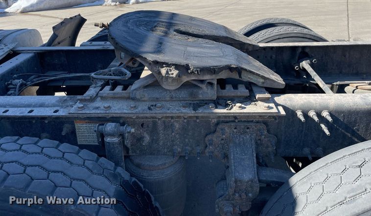 image for item LJ9552 2015 Volvo  semi truck