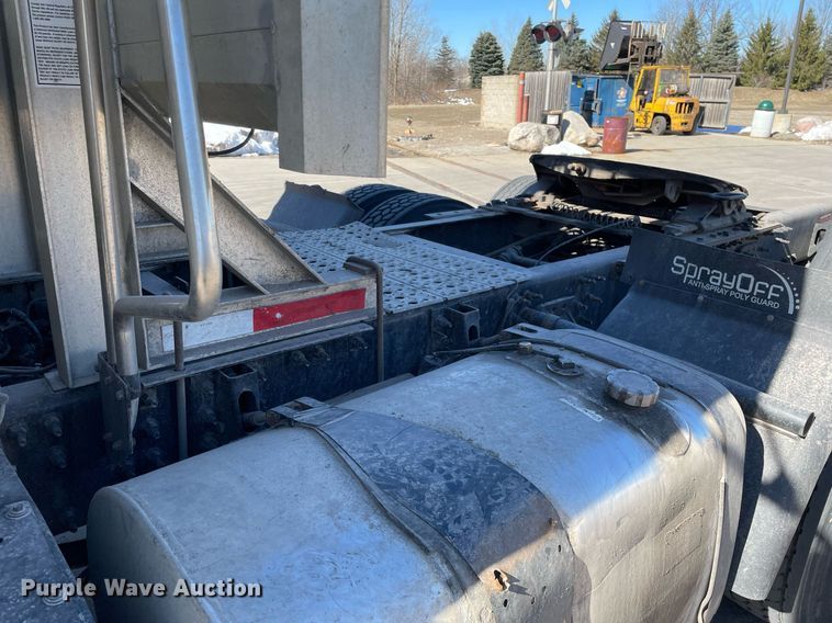 image for item LJ9552 2015 Volvo  semi truck