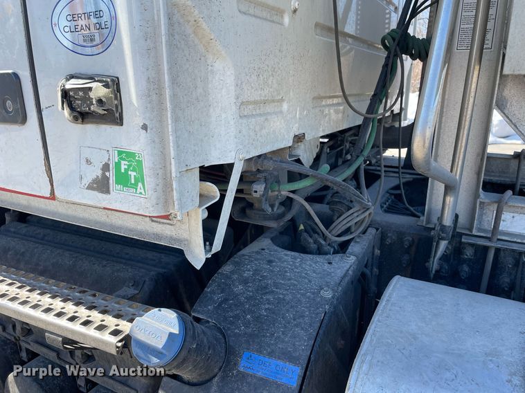 image for item LJ9552 2015 Volvo  semi truck