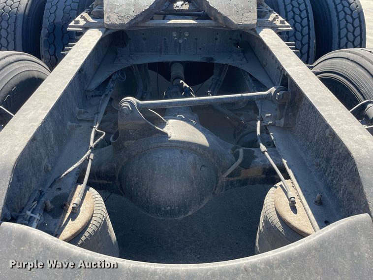 image for item LJ9552 2015 Volvo  semi truck