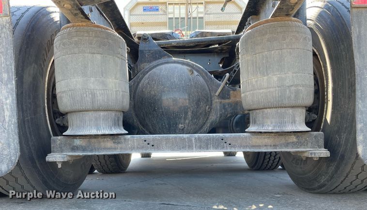 image for item LJ9552 2015 Volvo  semi truck