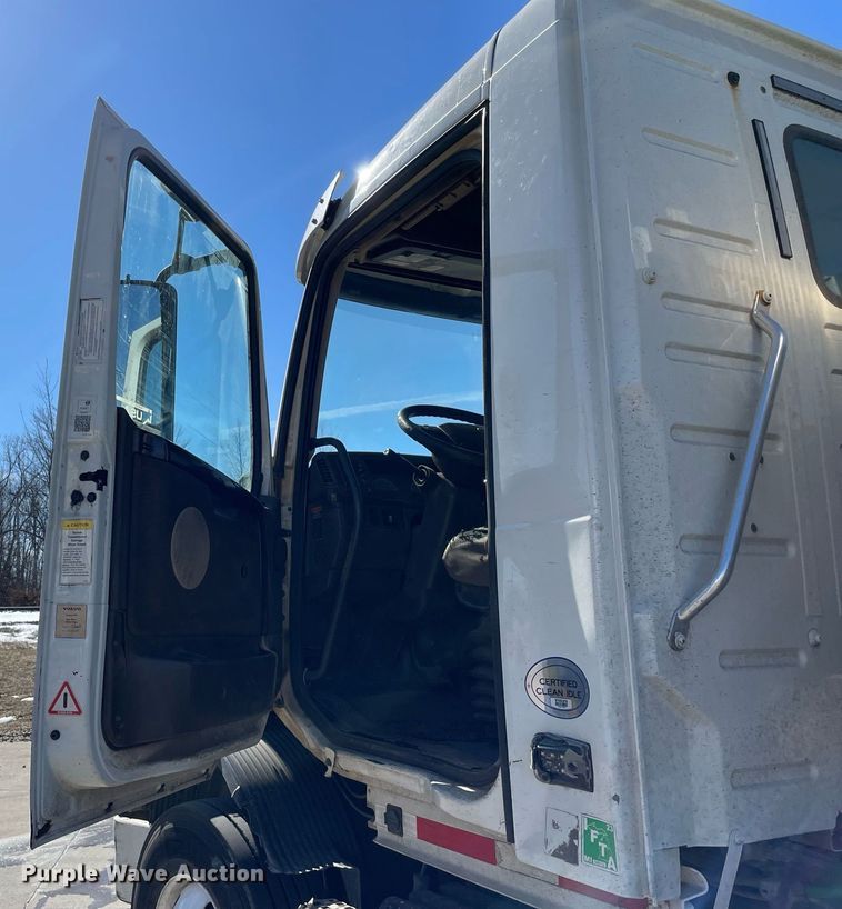 image for item LJ9552 2015 Volvo  semi truck