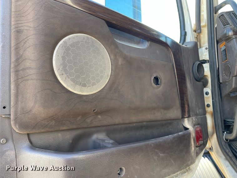 image for item LJ9552 2015 Volvo  semi truck