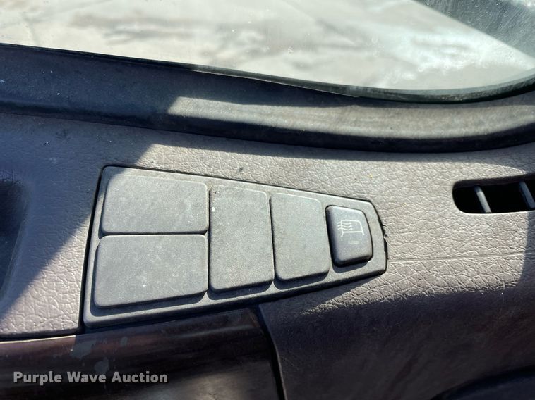 image for item LJ9552 2015 Volvo  semi truck