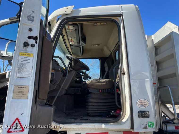 image for item LJ9552 2015 Volvo  semi truck