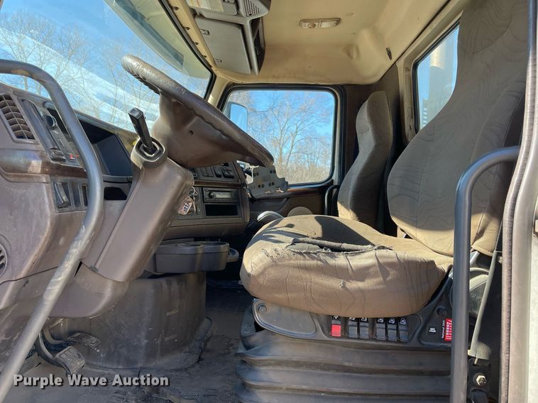 image for item LJ9552 2015 Volvo  semi truck