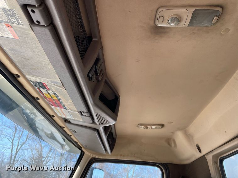 image for item LJ9552 2015 Volvo  semi truck