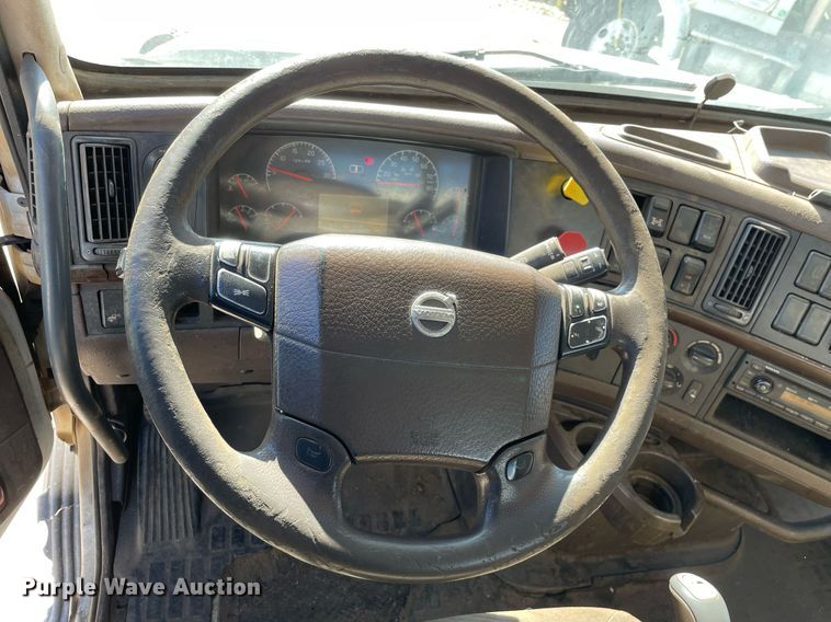 image for item LJ9552 2015 Volvo  semi truck