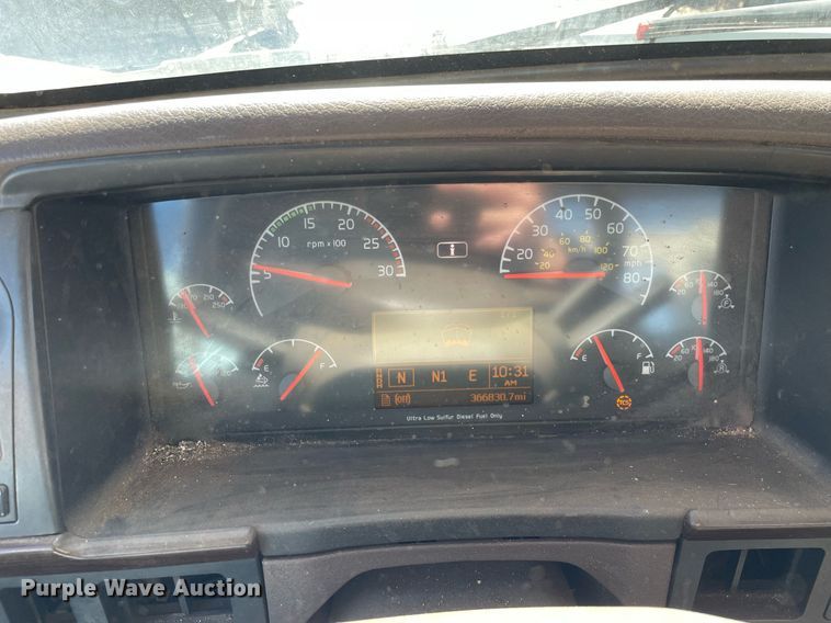 image for item LJ9552 2015 Volvo  semi truck