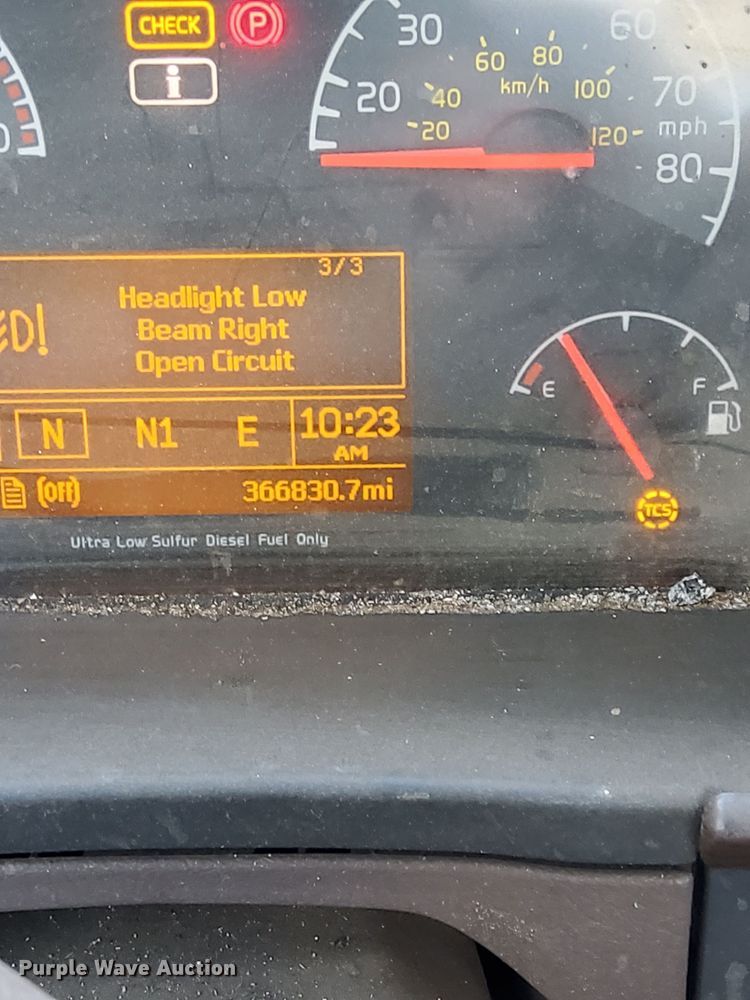 image for item LJ9552 2015 Volvo  semi truck