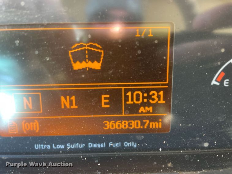 image for item LJ9552 2015 Volvo  semi truck