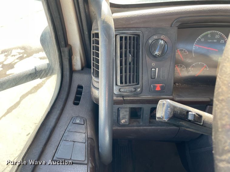 image for item LJ9552 2015 Volvo  semi truck