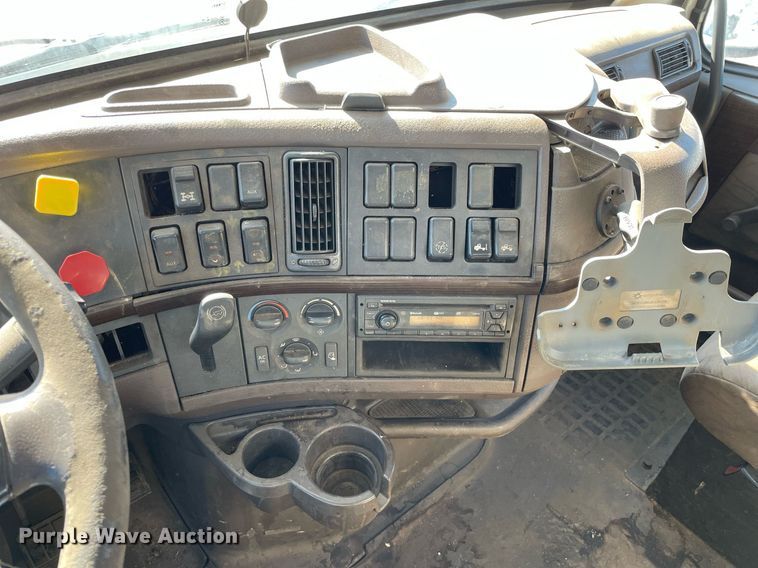 image for item LJ9552 2015 Volvo  semi truck