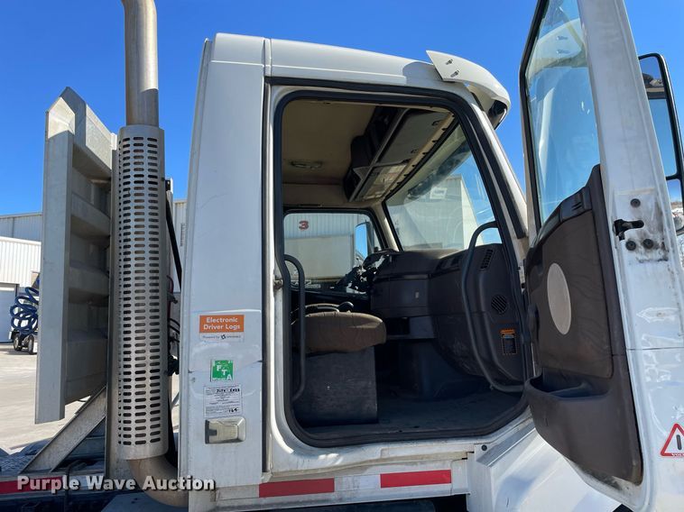 image for item LJ9552 2015 Volvo  semi truck