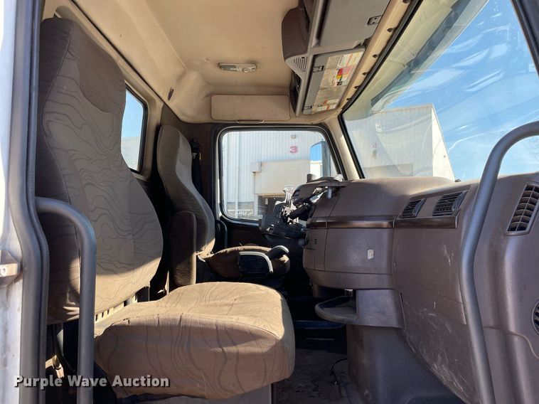 image for item LJ9552 2015 Volvo  semi truck