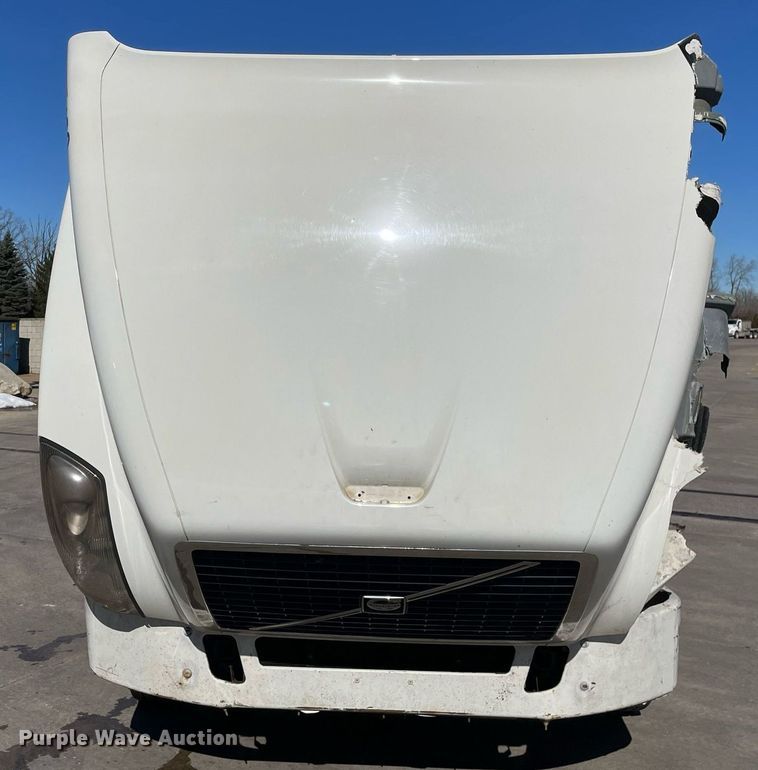 image for item LJ9552 2015 Volvo  semi truck