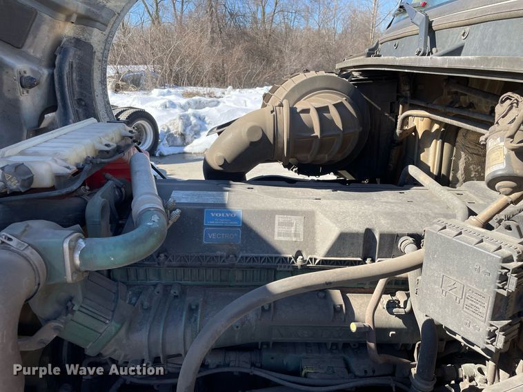 image for item LJ9552 2015 Volvo  semi truck