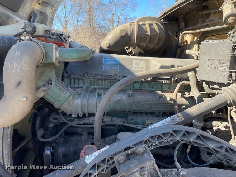 image for item LJ9552 2015 Volvo  semi truck