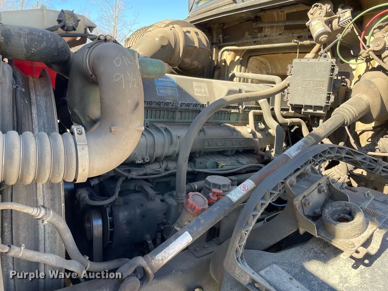 image for item LJ9552 2015 Volvo  semi truck