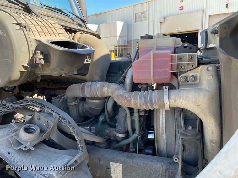 image for item LJ9552 2015 Volvo  semi truck