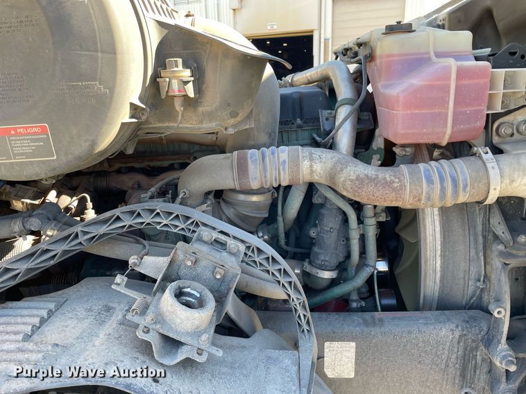 image for item LJ9552 2015 Volvo  semi truck