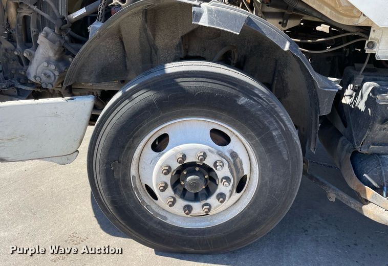 image for item LJ9552 2015 Volvo  semi truck