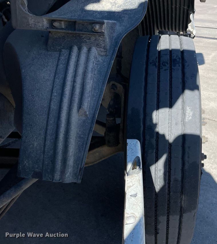 image for item LJ9552 2015 Volvo  semi truck