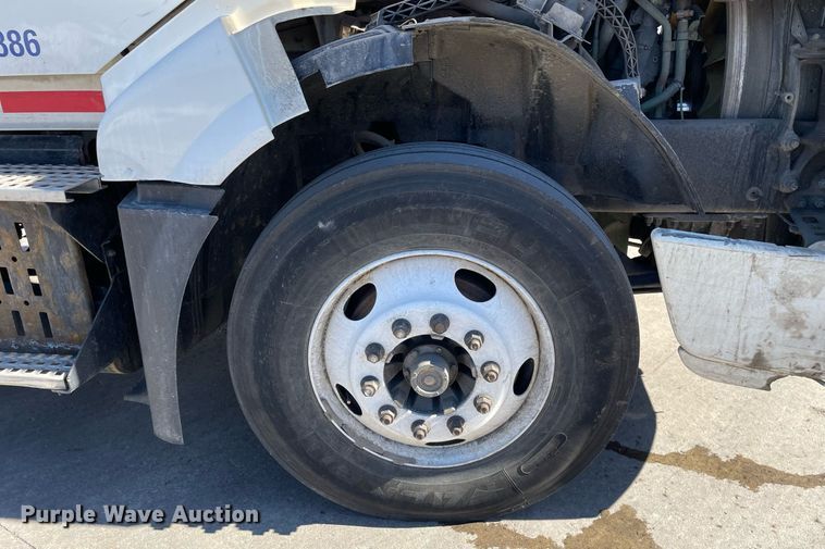 image for item LJ9552 2015 Volvo  semi truck