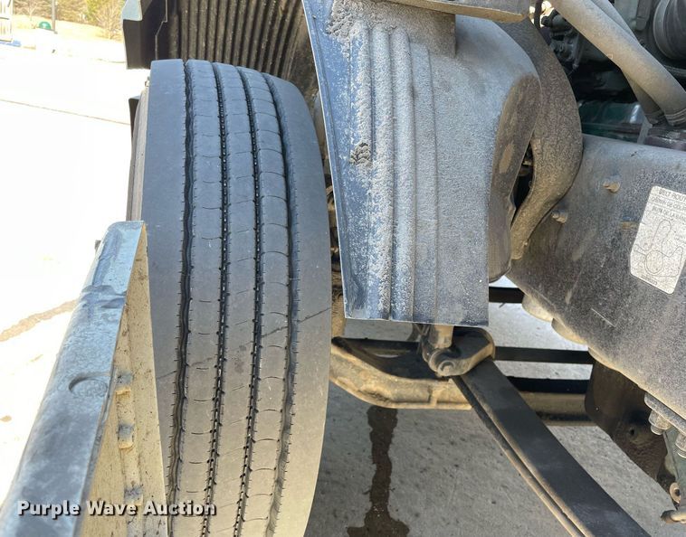 image for item LJ9552 2015 Volvo  semi truck