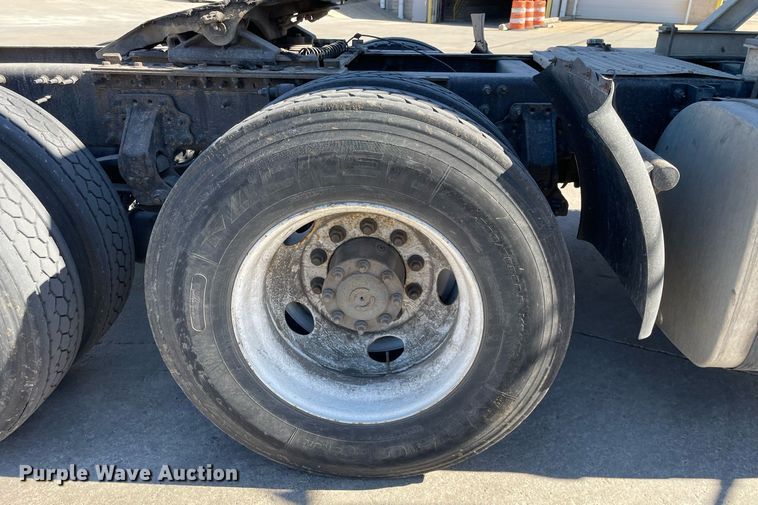 image for item LJ9552 2015 Volvo  semi truck