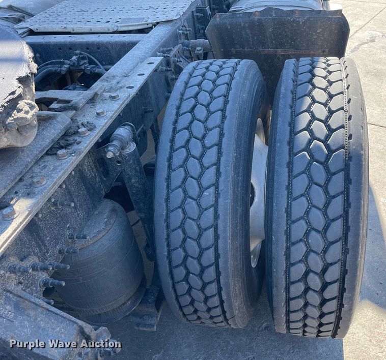 image for item LJ9552 2015 Volvo  semi truck