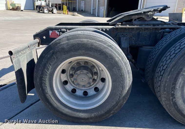 image for item LJ9552 2015 Volvo  semi truck