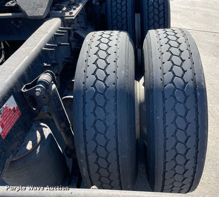 image for item LJ9552 2015 Volvo  semi truck