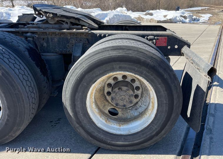 image for item LJ9552 2015 Volvo  semi truck