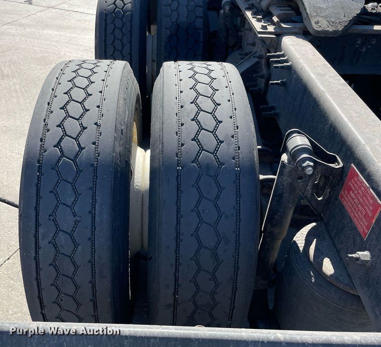 image for item LJ9552 2015 Volvo  semi truck