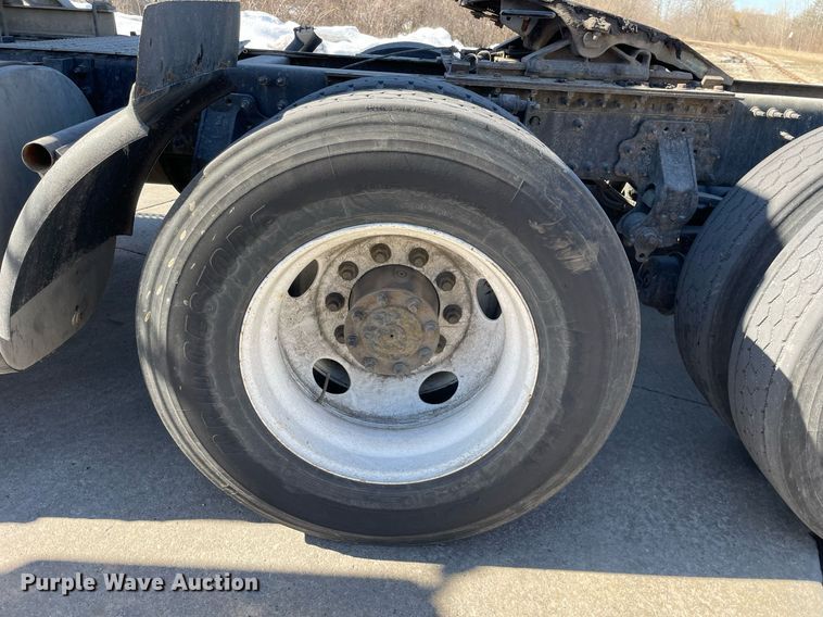 image for item LJ9552 2015 Volvo  semi truck