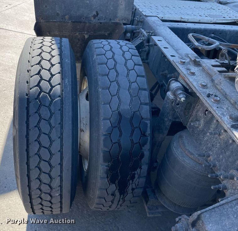 image for item LJ9552 2015 Volvo  semi truck