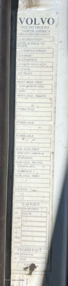 image for item LJ9552 2015 Volvo  semi truck