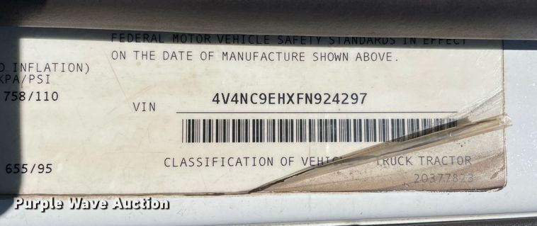 image for item LJ9552 2015 Volvo  semi truck