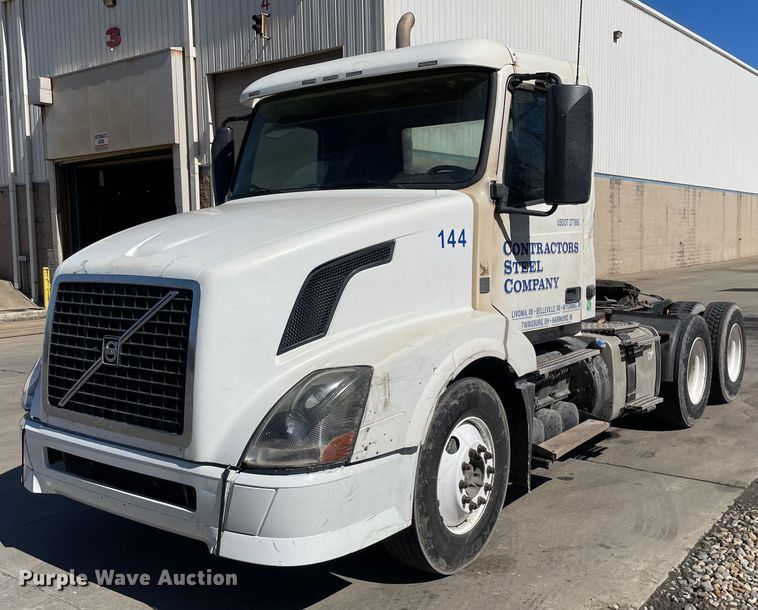 image for item LJ9555 2013 Volvo  semi truck