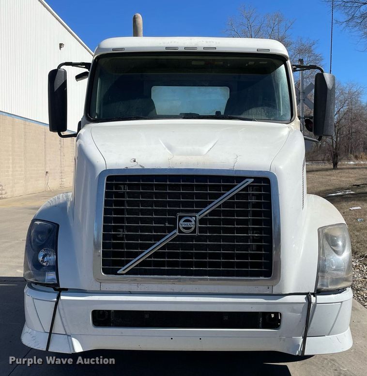 image for item LJ9555 2013 Volvo  semi truck