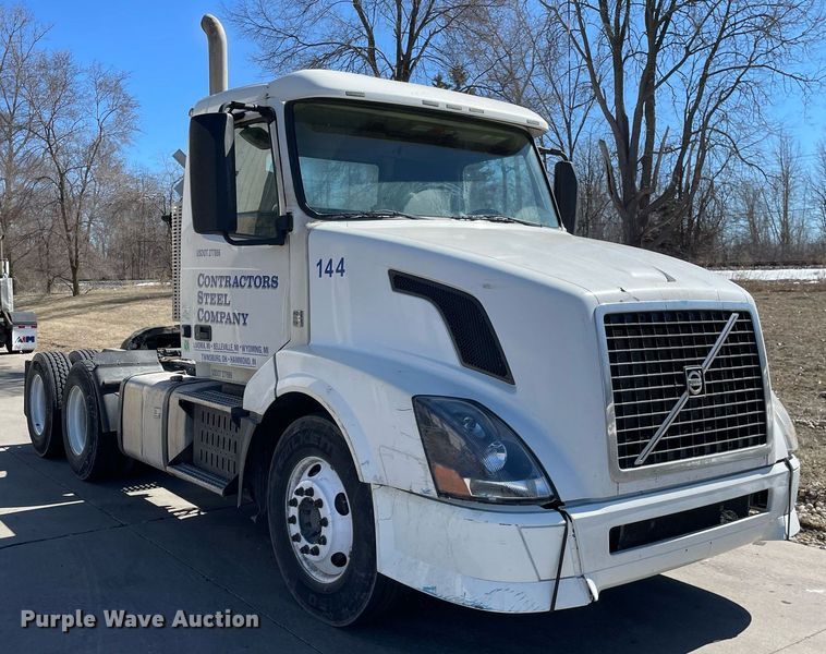 image for item LJ9555 2013 Volvo  semi truck