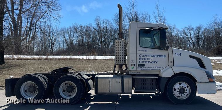 image for item LJ9555 2013 Volvo  semi truck