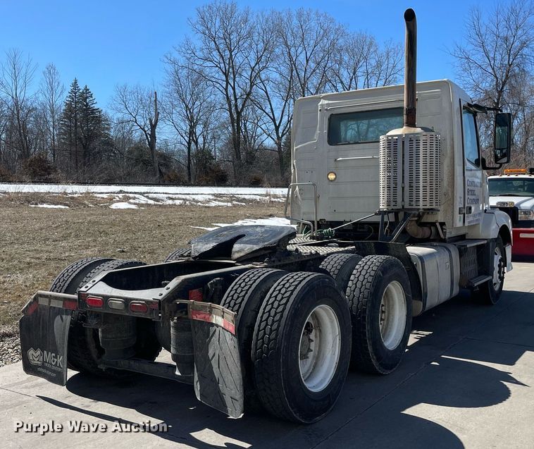 image for item LJ9555 2013 Volvo  semi truck