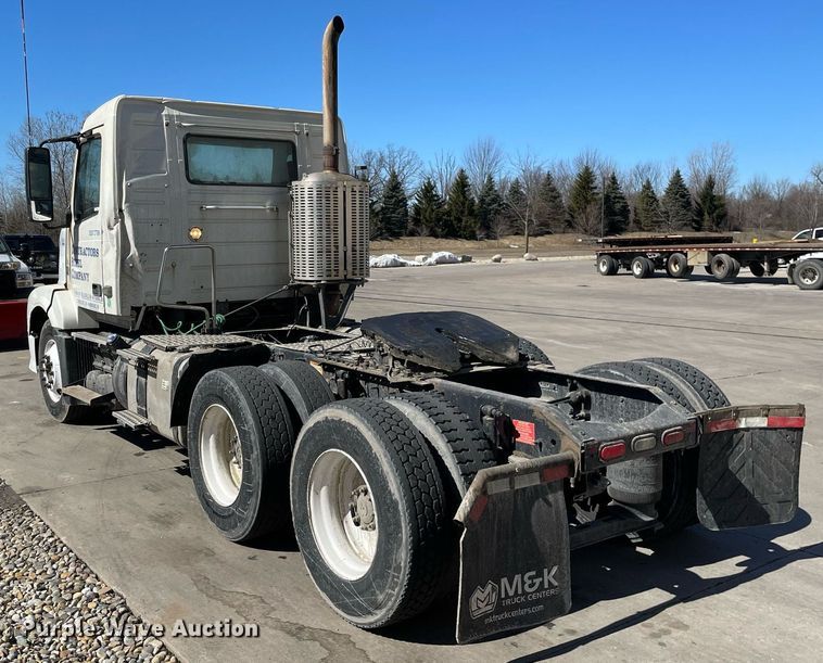 image for item LJ9555 2013 Volvo  semi truck