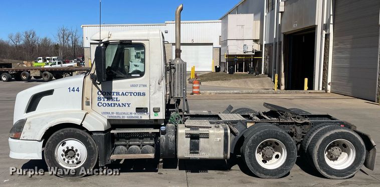 image for item LJ9555 2013 Volvo  semi truck