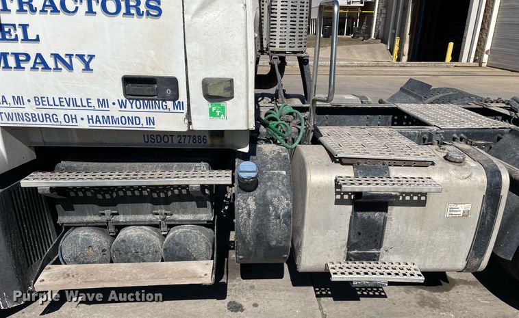 image for item LJ9555 2013 Volvo  semi truck