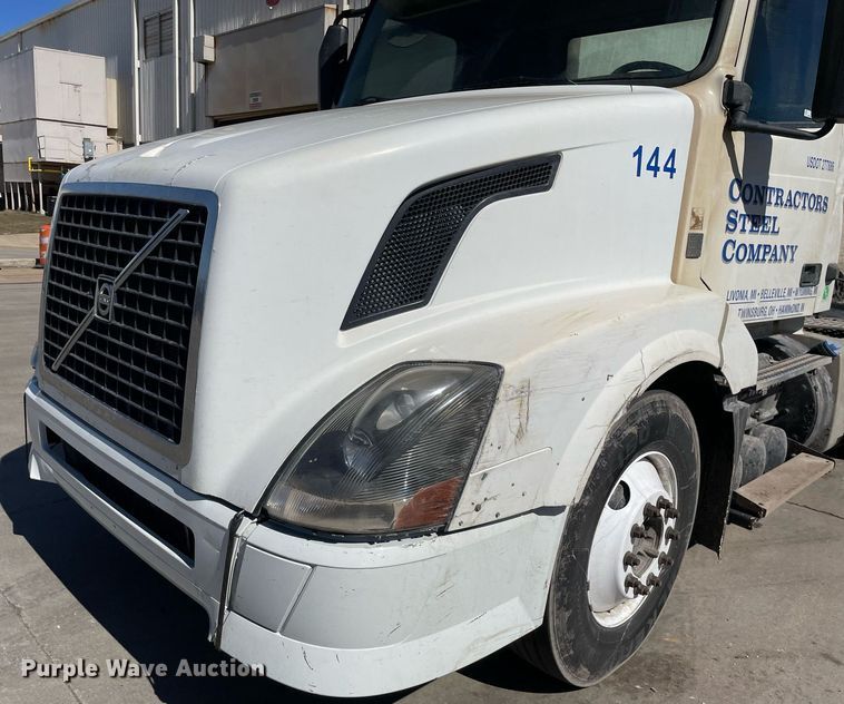 image for item LJ9555 2013 Volvo  semi truck