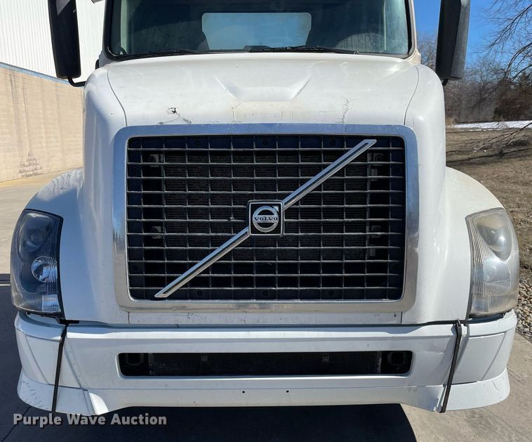 image for item LJ9555 2013 Volvo  semi truck